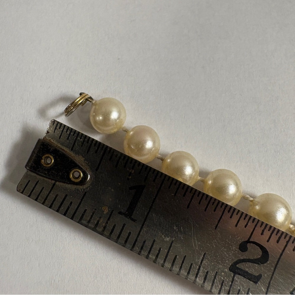 Vintage Pearl Look Bracelet with Gold Tone Clasp - Picture 5 of 6